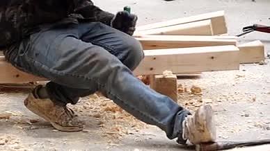 4K木工木匠装修开凿手艺人视频的预览图